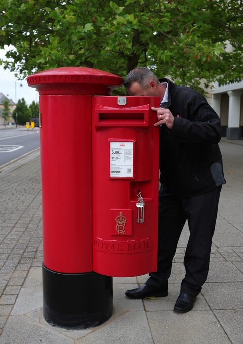 رسائل إلى تشارلز... بريطانيا تكشف عن أول صندوق بريد أحمر يحمل رمز الملك (صور)
